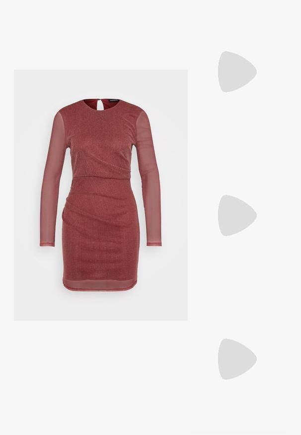 Rode, aansluitende jurk met lange doorschijnende mouwen. Gelaagd, glinsterend materiaal met een drapering ontwerp. Sleutelgatdetail aan de achterkant nabij de hals.; Zwarte gepatineerde leren slingback hakken met een puntige neus en een kleine blokhak, met een zilveren gespaccent op de band.; Zwarte leren handtas met een gebogen vorm, afneembare schouderband en gouden hardware. De tas heeft een klep met een gespsluiting.; Goudkleurige ring met een organisch, gedraaid ontwerp, een gladde textuur en taps toelopende uiteinden, waardoor een moderne, sculpturale uitstraling ontstaat.