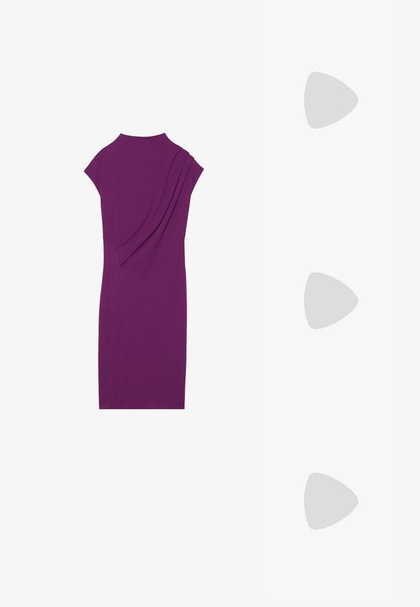 Violetti midi-mekko korkealla kauluksella, lyhyillä hihoilla ja laskostetuilla yksityiskohdilla selkäpuolella. Sileä, venyvä kangas, vartalonmyötäinen muotoilu.; Mustat lakatut korkokengät, joissa on avonaiset sivut, säätömahdollisuus nilkkahihnassa ja teräväkärkinen muoto. Suora pinta.; Mustat ylisuurten kehysten aurinkolasit, joissa on liukuväri-linssit, paksut kehykset ja kultasävyiset ketjustuskoristeet temppeleissä.; Mustat olkalaukku, joka on valmistettu synteettisestä materiaalista, yksinkertainen suorakulmainen muotoilu, kultaiset nelikulmaiset yksityiskohdat ja kaksoiskahvat.