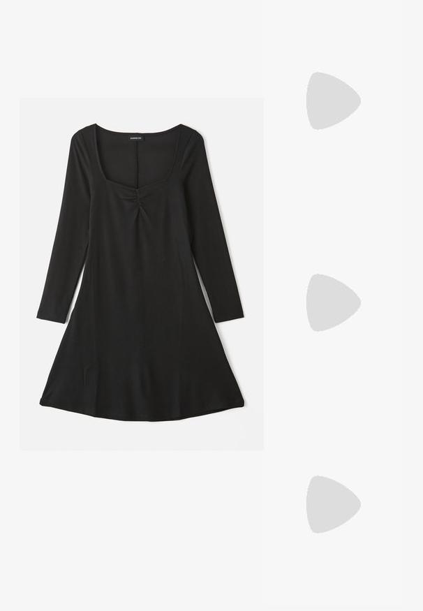 Fekete, hosszú ujjú ruha, négyzet alakú dekoltázzsal, elülső hullámos részletekkel és A-vonalú sziluettel, bordázott textúrával.; Fekete pántos szandál négyzetes orral és alacsony blokk sarkal. Több vékony pánttal és állítható boka pánttal rendelkezik. Sima bőrből készült.; Fekete bőr keresztpántos táska, sima textúrával, téglalap alakú és fém lánc részlettel az elején. Állítható pánttal ellátva.; Ezüst csepp fülbevalók négyzet alakú fülbevalóval, sima, fényes felülettel és csepp formával, amely fényt tükröz egy fényes felületen.