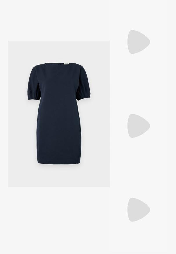 Rochie bleu marin cu mânecă scurtă, cu decolteu rotund și închidere cu fermoar la spate, confecționată dintr-un material neted și moale.; Adidași din piele albă, design de tip low-top, cu o textură netedă, vârf rotund, față șiretată și un mic logo brodat pe lateral.; Geantă din piele neagră în formă de jumătate de lună, cu accente din metal auriu, având un închidere cu fermoar. Purtați-o în diagonală peste un pulover gri.; Cercei cu tija aurie, cu un design răsucit. Fiecare cercel are un fundal circular transparent pentru o purtare sigură.