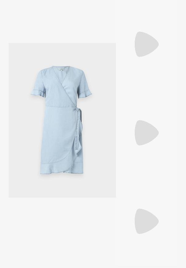 Lyseblå denim omslagskjole med korte utflarede ermer, knytelukking i livet, og en buet kant med sømdetaljer.; Sorte skinnpumper med spiss tå og lav blokkhelt. Har ankelrem med gullfarget spenne. Glatt tekstur.; Klare katteøye-solbriller med brune linser og gjennomsiktige rammer. Modell iført en grønn ribbestrikket topp og rutete blazer. Gull hoop øredobber.; Svart håndveske med teksturert overflate, doble topphåndtak og justerbar skulderrem. Har detaljer i gulltone og sidelommer.