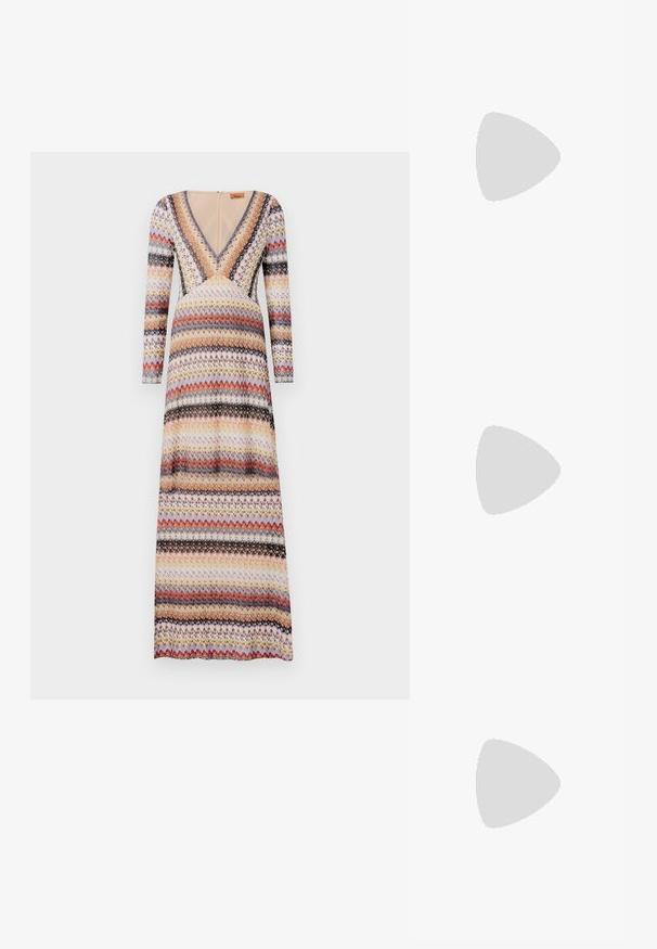 Maxi φόρεμα με μακριά μανίκια, V-κοπής, και πολύχρωμο ζιγκ-ζαγκ μοτίβο σε κόκκινο, πορτοκαλί, μωβ και μαύρο σε ανοιχτό φόντο.; Μαύρη πατέντα σλινγκμπάκ γόβα με μυτερή μύτη, διαθέτει υφή από φίδι, ρυθμιζόμενο λουρί και κοντή, υφή τετράγωνη φτέρνα.; Μαύρη δερμάτινη τσάντα χειρός με δομημένο σχέδιο, διπλές λαβές στην κορυφή, αποσπώμενος ιμάντας ώμου, χρυσά αξεσουάρ και διακοσμητικό λογότυπο.; Χρυσά σκουλαρίκια με ορθογώνιο, καθαρό κρύσταλλο που κρέμεται κάτω από μια σειρά μικρών, στρογγυλών, καθαρών λεπτομερειών. Λεπτός, σύγχρονος σχεδιασμός.