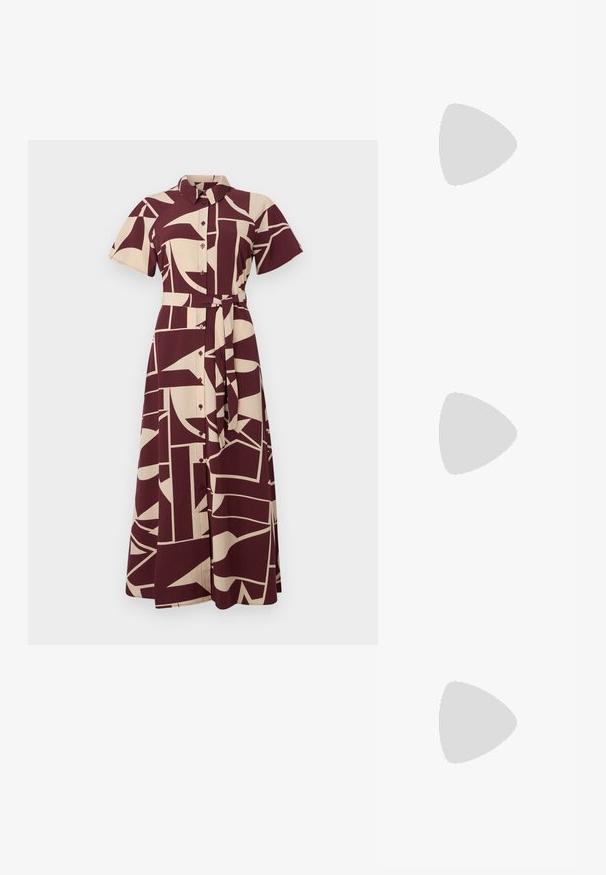 Burgunderfarbenes und beiges gemustertes Hemdkleid mit kurzen Ärmeln, Kragen, durchgehender Knopfleiste und Taillengurt, das geometrische Formen und Linien zeigt.; Spitz zulaufender High-Heel-Schuh in einer Farbgestaltung aus Silber, Gold und Nude. Glänzende Oberfläche mit Ausschnittdesign und stiletto Absatz.; Silberne metallic Pouch-Tasche mit einer sanften, abgerundeten Form und einem geknoteten Verschluss oben. Hergestellt aus glattem Kunstleder.; Silberne Creolen mit gedrehter Gestaltung, ausgestattet mit einer polierten Oberfläche und einer Steckverschluss. Sie haben einen Durchmesser von ca. 3 cm.