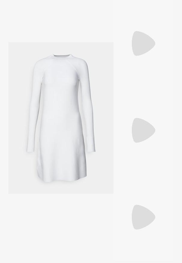 Max Mara Leisure PIREO - Haljina s naramenicama - bianco; Crne natikače s glatkom kožnom završnom obradom, s ukriženim trakama i izrezbarenim detaljima, te ravnim, fleksibilnim potplatima.; Crna kožna torba s elegantnim dizajnom, sadrži srebrni logotip s krilima i lančanu narukvicu. Ima teksturiranu površinu s zatvaračem na zip.; Srebrni padlockovi u obliku srca s ugraviranim tekstovima "DA" i "NE", s poliranim završnim obradama, simetričnim dizajnom i robusnim metalnim kopčanjem.