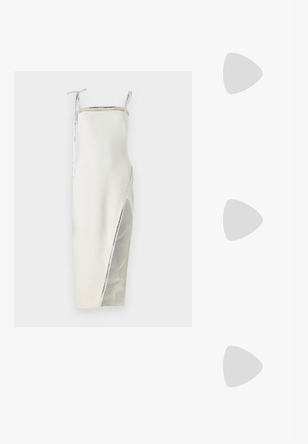 David Koma CRYSTAL TRIM DETAIL OPEN LEG DRESS - Svečana odjeća - white/silver; Sivi skraćeni top s kratkim rukavima, koji sadrži vertikalno rebrast strukturiranje, nabrane detalje i podesive vezice na rubu za prilagođeni fit.; Bež tenisice s teksturiranim materijalom, s kontrastnim glatkim detaljima, zaobljenim potplatom i vezicama, suspendirane iznad rešetkaste površine.; Crne pravokutne sunčane naočale s tamnim lećama, s zlatnim GG logotipom sa strane. Izrađene od sjajnog plastike s ravnim drškama.