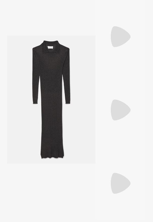 Vestito lungo, a coste, di un grigio scuro con un colletto ondulato e orlo scallop, realizzato in un materiale testurizzato. Design aderente con maniche lunghe.; Sandaletto piatto nero in materiale sintetico, caratterizzato da una larga fascia con un riflesso metallico del logo e una finitura liscia e lucida.; Occhiali da sole tartarugati con lenti verdi, forma ovale, con hardware logo dorato sul lato e finitura liscia e lucida.; Borsetta nera realizzata in pelle texturizzata, con un motivo a diamante, una tracolla in metallo dorato e un manico superiore con chiusura a pattina con logo in rilievo.