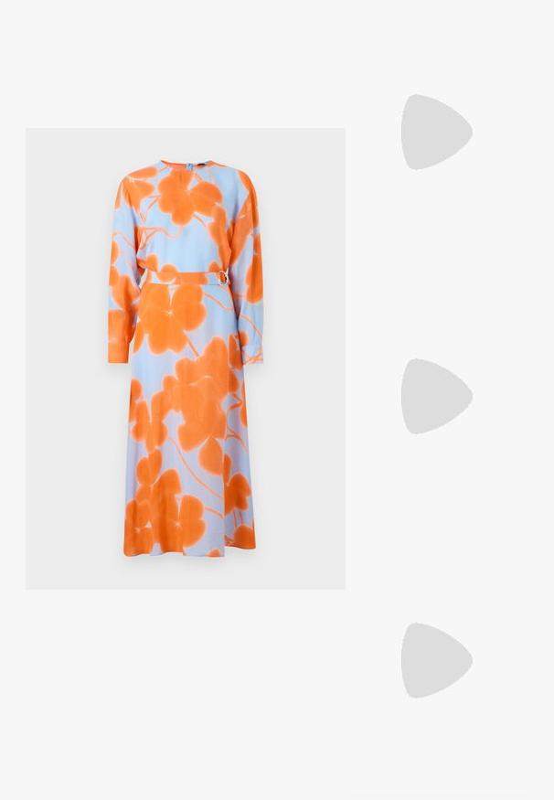 Hosszú ujjú ruha világoskék anyagból, nagy narancssárga virágmintával, deréknál övvel, fémből készült csattal, kerek nyakkivágással, puha tapintással.; Fehér bőrből készült, hegyes orrú magassarkú cipő, sima textúrával és fekete talpbetéttel. Klasszikus dizájn, mérsékelt sarokmagassággal.; Tommy Hilfiger Napszemüvegek - black; Fekete bőrtáska texturált felülettel, szögletes formával, két füllel és állítható vállpánttal. DKNY logós díszítéssel rendelkezik.