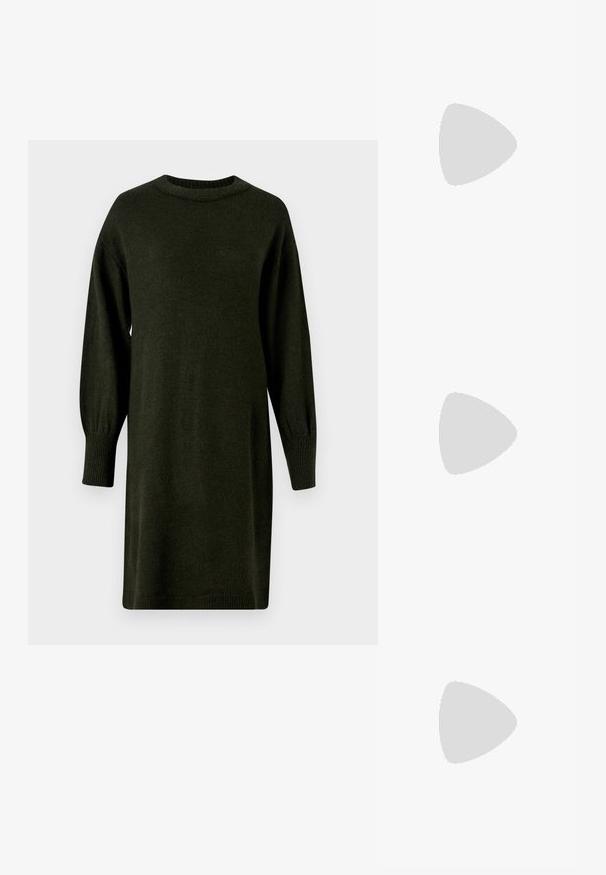 Mørkegrønn strikket kjole med rund hals, lange puffede ermer og ribbede mansjetter. Enkel, rett snittdesign uten mønstre.; Brune skinncowboystøvler med spiss tå og blokkhelt, med detaljerte sømmer og hevede detaljer på skaftet.; Svart lær clutch-veske med klaff og detalj i gullmetall. Inkluderer en svart stropp og et strømlinjeformet, minimalistisk design.; Sølv hoops øredobber med en tvistet design, som har en polert finish og bakstøtte. Mål omtrent 3 cm i diameter.