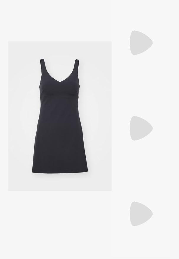 Rochie neagră fără mâneci, realizată dintr-un material neted, cu decolteu în V și un corset ajustat care se transformă într-o fustă ușor evazată.; Cumpărătură albă cu toc înalt, din material neted, cu vârf ascuțit și bretele pentru glezna. Dispune de un interior de culoare bej deschis și accente din metal aurit.; Ochelari în nuanță de țestoasă maro, cu lentile ovale, brațe subțiri și accente transparente. Prezintă un logo subtil pe tâmplă. Design elegant și ușor.; Geantă albă de umăr cu un finisaj texturat, un accent cu cataramă centrală și o formă curbată. Încărcătoare cu fermoar pe ambele laturi.