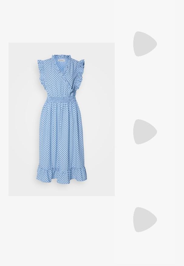 Svijetloplava haljina s volanima, ukrašena crnim točkicama, s elastičnim strukom i lepršavim rubom. Izrađena od mekog, laganog materijala.; Crne kožne balerinke s uskim vrhom, trakica sa srebrnom kopčom, u kombinaciji s crnim krojenim hlačama s otvorenim rubom.; Crna kožna hobo torba s jednim mekanim, zaobljenim ručkom; karakterizira je glatka tekstura i minimalistički dizajn. Nema vidljivih hardverskih detalja ili akcenata.; Srebrne kružne naušnice s glatkom, poliranom površinom. Okrugli oblik i sigurno kopčanje na klik. Lagani dizajn pogodan za svakodnevno nošenje.