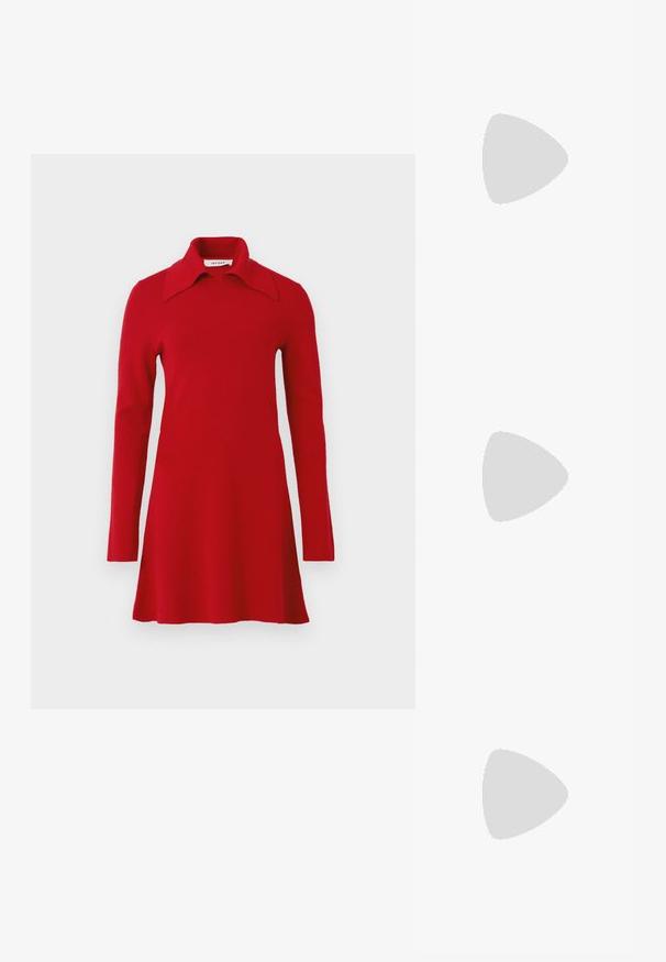 Rode gebreide jurk met lange mouwen, een brede spitse kraag, een uitlopende zoom en een eenvoudig ontwerp, weergegeven tegen een effen achtergrond.; Zwarte puntige slingback schoen met een lage hak, gemaakt van soepel leer en voorzien van een uitsnede aan de zijkant voor ventilatie.; Zwarte leren schoudertas met een zachte textuur, driehoekige vorm en verstelbare schouderriem, gecombineerd met een lichtblauw gestreept shirt en witte broek.; Zilveren oorringen met een gladde, gebogen vorm. Voorzien van een glanzende metallic afwerking en studsluiting. Geen zichtbare patronen of accenten.