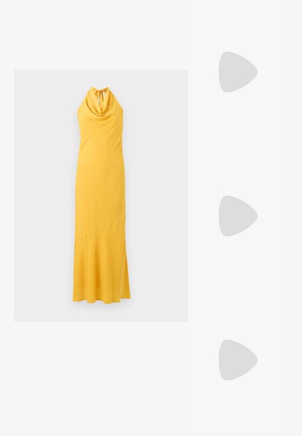 Robe jaune à col halter avec encolure drapée, silhouette épurée et ourlet asymétrique subtil. Fabriquée en tissu doux et lisse.; Chaussure slingback en cuir verni noir avec un embout pointu, des brides de cheville avec des boucles en argent et des éléments en métal, et un talon fin.; Sac à main en métal doré avec un design structuré, texture lisse et bandoulière ajustable. Présente une forme triangulaire unique et des coutures minimalistes.; Boucles d'oreilles dorées présentant des formes texturées et ondulées. Comprend des clips sculpturaux et un design de créoles ouvertes avec une finition martelée.