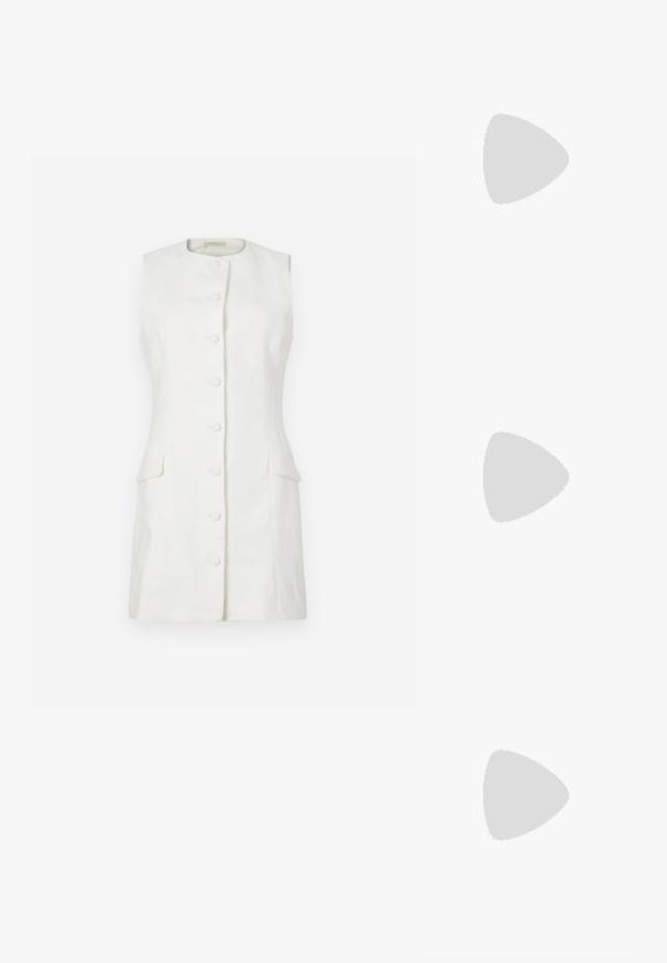 Lin-kjole uten ermer i off-white med rund hals, knappelukking foran og to sidelommer; glatt tekstur og strukturert form.; Sorte lærballerina med spiss tå, minimalistisk design, glatt tekstur, lav hæl uten synlig metall eller dekorasjoner.; Svart lær crossbody-veske med glatt tekstur, rektangulær form og metallkjede detaljer på framsiden. Justerbar stroppe inkludert.; Gullfarget metalløredobber med et elegant, buet design. Har en karakteristisk spiss form, polert overflate og hengsel-lukking.