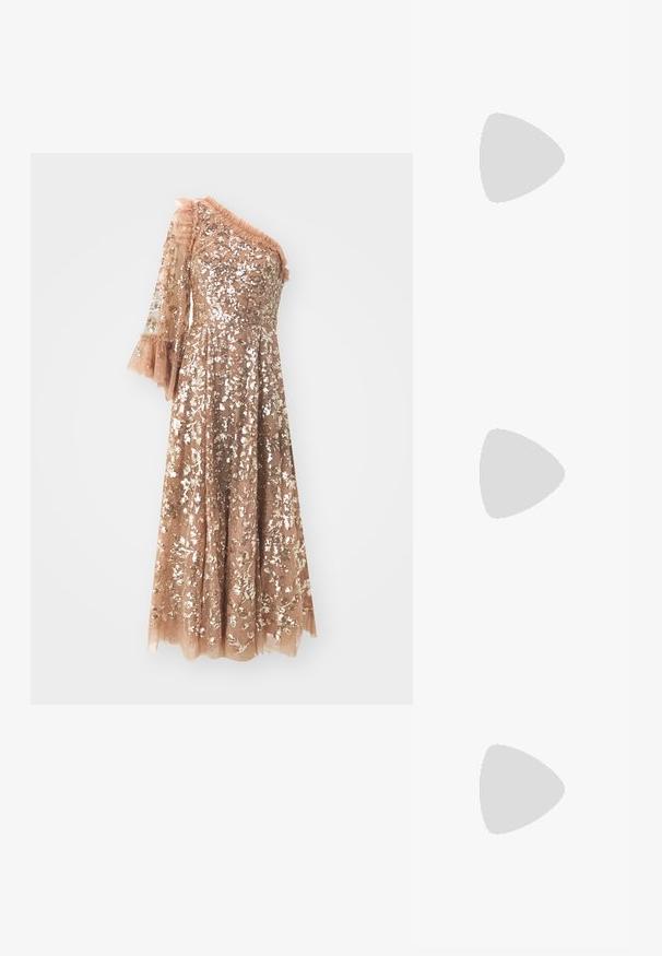 Rosa guld kjole med én gennemsigtig, palietteret ærme, flæset halsudskæring og udvidet manchet. Stoffet er struktureret med lag af glitrende palietter.; Guldhælede sandaler med en knyttet front, plisseret tekstur og en ankelrem. Blokhælen har et ribbet design, der forbedrer grebet.; Sort læder crossbody taske med to frontlommer, guldspænder, lynlåslukning og en slank rem. Struktureret overflade og kompakt rektangulær form.; Guldfarvede metal hoops øreringe med en bøjet, forlænget form. Har en glat, skinnende overflade og en afrundet spids for ekstra detalje.