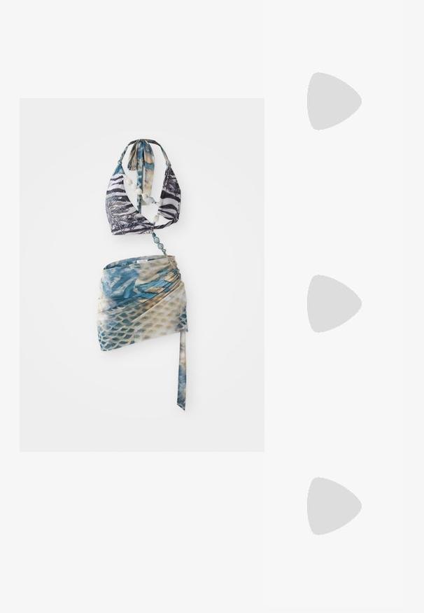 Bikini gornji dio s halter vratom u crno-bijelom uzorku zebra, uparen s omotnim suknjama u plavoj i bež boji s uzorkom.; Bijela majica s kratkim rukavima s dizajnom ružičastog srca u središtu s slovom "D", izrađena od rebrastog materijala s kontrastnim šavovima.; Bež i ružičaste atletske teniske s srebrnim akcentima, mrežastim prekrivačima i debelim đonom. Nosi se s šarenim, tie-dye čarapama.; Žuta podstavljena jakna s visokim ovratnikom i prednjim džepom, uparena s crnom torbom preko tijela s zlatnim detaljima. Ležerne traperice.