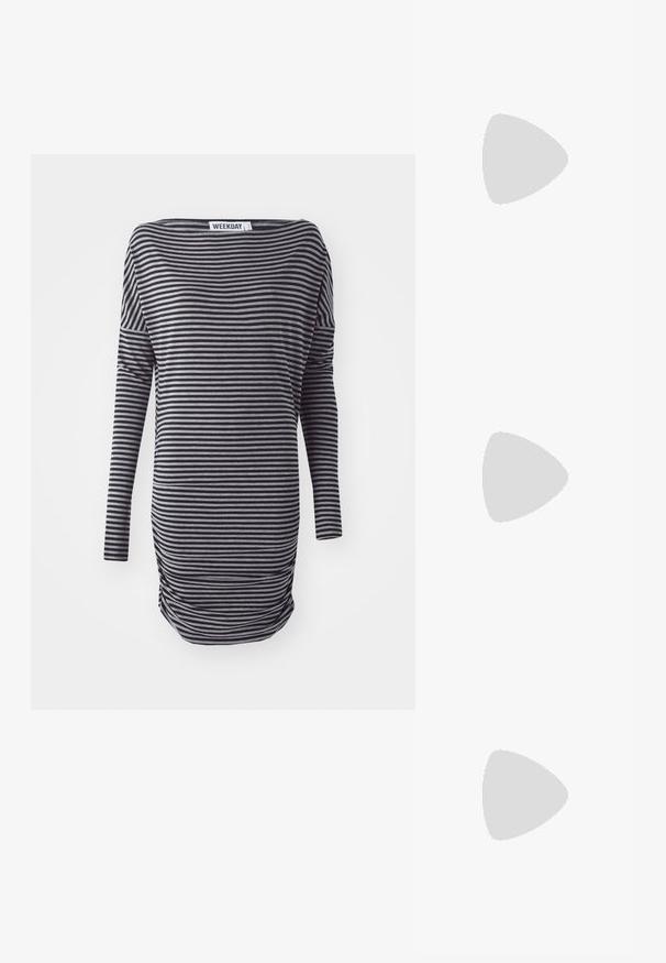 Črtasta dolga obleka z dolgimi rokavi v črni in sivi barvi. Ima sproščen kroj, izrez v obliki žlice in stranske gube. Narejena je iz mehkega materiala.; Rdeče lakirane slingback balerinke s podolgovatim nosom in dvema prečnima trakoma, okrašenima s kvadratnimi kovinskimi zaponkami. Oblika z nizko peto.; Koralen nakupovalna torba z teksturiranim, nabranim dizajnom. Izdelana iz mehkega blaga, opremljena s svojima dvema trdnima ročajema in prostornim notranjostjo.; Set srebrnih uhani: dva ovalna ušesa in dve obročni obliki, z visokim sijajem, gladko površino in okroglo obliko.