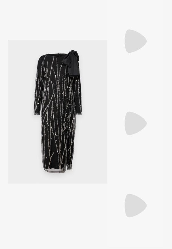Bruuns Bazaar DAFFI KEIRAS DRESS - Oblečenie na špeciálnu príležitosť - black/silver; Čierne sandále na vysokom podpätku majú tenké remienky s uzlovým dizajnom, hladký štvorcový špičku a elegantný stiletto podpätok.; Svetlošedá metalická kabelka s reťazovým popruhom, ozdobená malými kruhovými kovovými štítkami a trojuholníkovým logom značky.; Strieborné kruhové náušnice s hladkým a lesklým povrchom. Okrúhly tvar, ľahký dizajn, s uzáverom na kolík.