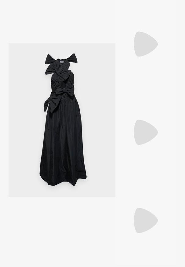Viktor&Rolf DRAPE BOW GOWN - Abiti per occasioni speciali - black; Camicia bianca a maniche lunghe realizzata in cotone. Presenta un'apertura a bottoni sul davanti, colletto a punta e una tasca sul petto sul lato sinistro.; Maje Sandali con tacco - noir; Borsa a tracolla in pelle nera con dettagli a frangia, catena dorata e manico ritagliato. Presenta il logo sulla parte anteriore.