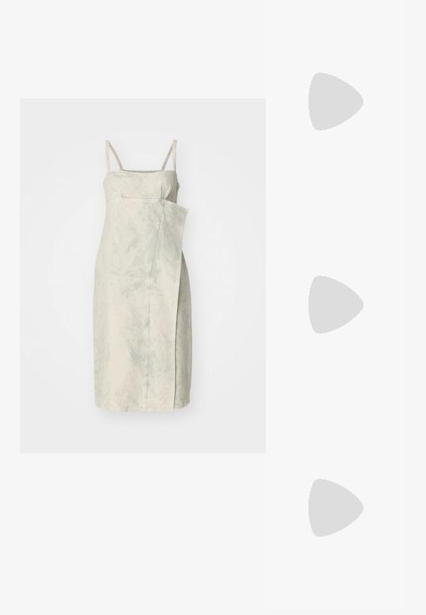 Φωτεινό μπεζ αμάνικο φόρεμα με εφαρμοστή κορυφή, ασύμμετρη σχεδίαση περιτυλίγματος και λεία υφή. Μέσου μήκους με λεπτές τιράντες.; Λευκό πουκάμισο με μακριά μανίκια και κουμπιά, με ασύμμετρο oversized συγκεντρωμένο μανίκι που είναι δεμένο στον καρπό από τη δεξιά πλευρά.; Μαύρη δερμάτινη γόβα slingback με κομψή μύτη, μικρό τακούνι και λεπτομέρεια με αγκράφα στη ζώνη του αστραγάλου. Λείος υφασμάτινος χαρακτήρας, μινιμαλιστικός σχεδιασμός.; Μαύρη δερμάτινη τσάντα χειρός με γεωμετρικά λευκά ραβδώσεις, επάνω λαβή και αποσπώμενος ιμάντας ώμου. Περιέχει χρυσές λεπτομέρειες και κλείσιμο με φερμουάρ.