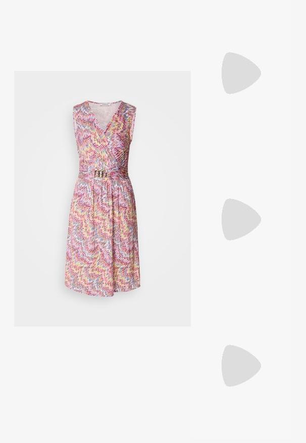 Robe sans manches à enrouler avec un décolleté en v, présentant un motif zigzag coloré dans des tons de rose, jaune et bleu, cintrée à la taille par une ceinture en métal.; Ballerines à talon slingback en vernis bordeaux avec un bout pointu, une découpe transparente et une semelle plate noire. Texture lisse, design minimaliste.; Pochette métallique argentée avec un design d'enveloppe angulaire, texture lisse et couleur intérieure contrastante, tenue dans une main portant un manteau noir.; Boucle d'oreille en argent avec une finition polie, présentant de petits détails en or et de forme ronde, portée sur le lobe.