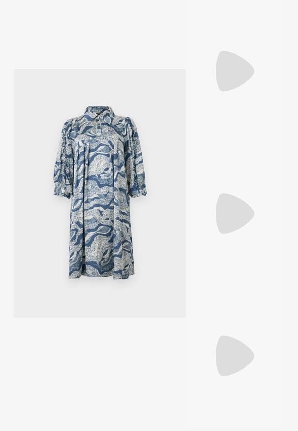 Rochie din bumbac albastru, cu guler, mâneci bufante și un model floral abstract alb. Croi lejer și design până la genunchi.; Sandale negre cu toc înalt au curele subțiri cu un design legat, un vârf pătrat neted și un toc stiletto elegant.; Geantă metalică gri deschis, cu un strap din lanț, decorată cu mici ținte circulare metalice și un logo de marcă triangular.; Cercei rotunzi din argint cu un finisaj neted și strălucitor. Design ușor, având o formă rotundă și închidere cu tijă.
