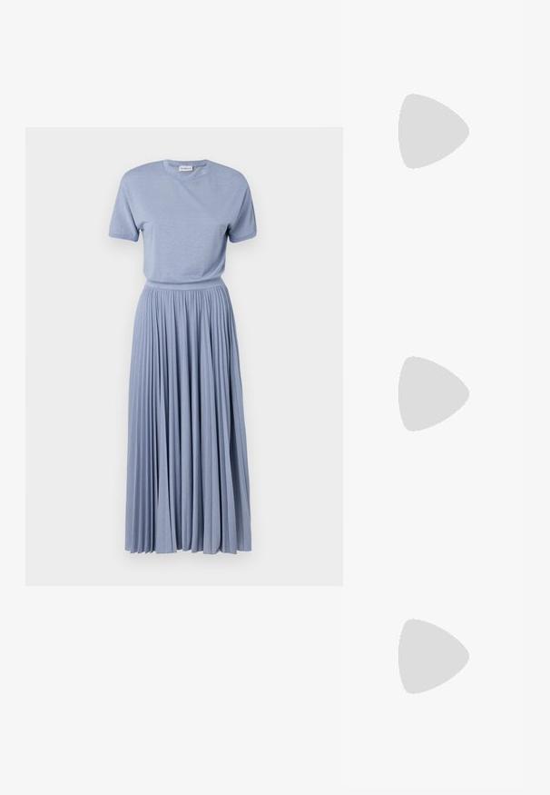 Marella SEMELE - Velika haljina - azzurro polvere; Crne lakirane slingback cipele s visokom potpeticom, u obliku špice, s podesivim remenom oko gležnja i umjerenom blok-potpeticom. Glatka tekstura s sjajnim završetkom.; Crna kožna torbica u obliku zakrivljenog mjeseca, s tankom naramenicom i suptilnim zlatnim brandiranjem sprijeda. Glatka tekstura s minimalnim hardverom.; Kružne naušnice s isprepletenim zlatnim i srebrnim prstenovima, s prozirnim kubnim cirkonijem kao naglaskom i teksturiranom trakom na jednom prstenu.
