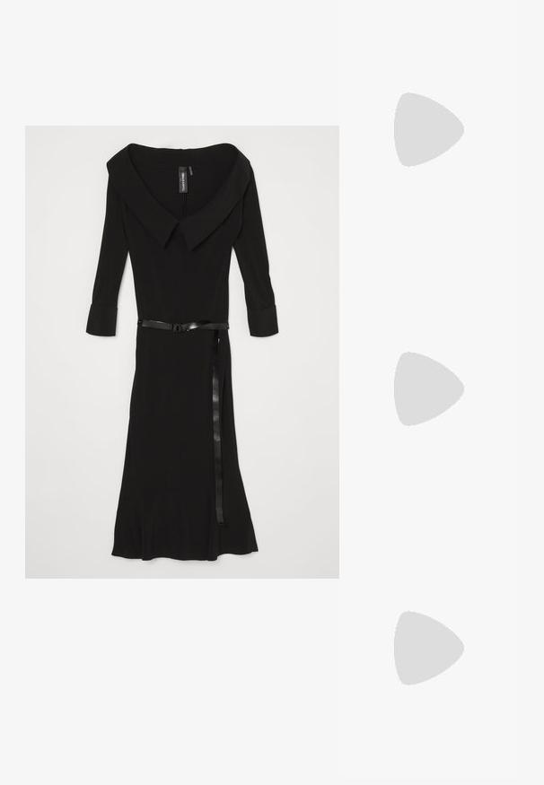 Rochie neagră cu un guler larg, ascuțit, mâneci trei sferturi și o talie încinsă. Fabricată dintr-un material neted, cu o margine evazată.; Sandale negre cu toc înalt au curele subțiri cu un design legat, un vârf pătrat neted și un toc stiletto elegant.; Mascara Geantă plic - gold-coloured/silver-coloured; Cercei din metal argintiu în formă de inel, cu un design texturat, având un mic mecanism de prindere și un logo pe unul dintre cercei. Formă rotundă cu un finisaj lustruit.