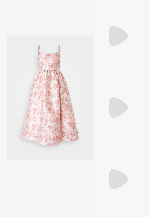 Bloemen katoenen jurk met een getailleerde lijfje, spaghettibandjes en een uitlopend rokje, met een roze en witte bloemenpatroon over het geheel.; Bruine leren cowboylaarzen met een spitse neus en blokhak, voorzien van gedetailleerde stiksels en verhoogde accenten op de schacht.; Bruine schildpad zonnebril met een vintage cat-eye vorm en bruine lenzen. Heeft gebogen armen met rode accenten.; Zilveren creolen met een gedraaide ontwerp, voorzien van een gepolijste afwerking en een post-back sluiting. Meet ongeveer 3 cm in diameter.