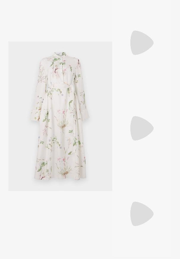Abito floreale a maniche lunghe in tessuto leggero, con un collo alto, cintura in vita e una stampa botanica in delicati colori pastello.; Sandal con tacco alto beige con punta quadrata, sottile cinturino alla caviglia e tacco a blocco. Texture di pelle liscia con dettaglio della fibbia dorata.; Borsa hobo in pelle marrone con silhouette curva, manico piatto e un accento in metallo dorato sul davanti. Texture liscia.; Orecchini a cerchio in metallo color oro con forma curva ed allungata. Presentano una superficie liscia e lucida e una punta arrotondata per un tocco di dettaglio in più.