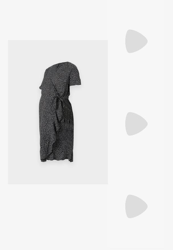 Juoda suknelė su baltais taškeliais, trumpomis rankovėmis, dirželis juosmens srityje ir plazdanti tekstūra. Pusilgi sijonas.; Juodas patentuotas odinis aukštakulnis batelis su siauru pirštu, reguliuojama kulkšnies juosta ir atvirais šonais. Lygi tekstūra.; Juodos didelės saulės akinių su pereinamais objektyvais, storomis rėmeliais ir auksinės spalvos grandinėmis ant šventyklų.; Balta struktūruota rankinė su trumpomis rankenomis ir peties diržu, su auksinėmis detalėmis ir tekstūruota medžiaga, pastatyta prieš pilką foną.