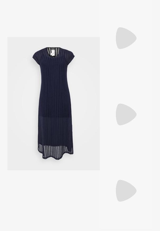 Laivaston sininen neulemekko, jossa on lyhyet hihat, V-pääntie ja teksturoitu kuvio. Mekossa on pidempi takahelma, jossa on aaltoileva reuna.; Musta litteät sandaalit, joissa on kudottuja hihnoja, kultasävytettyjä yksityiskohtia ja minimalistinen muotoilu, jossa on kapea pohja ja säädettävä nilkkasitomus.; Mustat kissansilmäaurinkolasit, joissa on matta pinta, harmaansiniset linssit, terävät kulmat ja tyylikkäät sivuvarret. Brändin nimi näkyy sisävarsissa.; Hope-silver rengas, joissa on sileä ja kiillotettu pinta. Pyöreä muoto ja turvallinen napsautettava lukitus. Kevyt muotoilu sopii päivittäiseen käyttöön.
