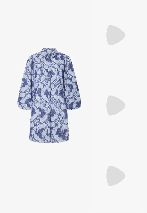 Camisa abotoada com um padrão floral azul sobre um fundo azul claro. O design inclui flores grandes com detalhes texturizados.; Sandalha metálica dourada com um salto em bloco angular, duas tiras sobre o pé e uma tira ajustável no tornozelo. Textura suave.; Bolsa de couro preta com forma curva, alça destacável e detalhes em dourado. A bolsa possui uma aba com detalhe de fivela.; Brinco em metal dourado com um design elegante e curvo. Apresenta uma forma pontiaguda distinta, superfície polida e fecho por dobradiça.