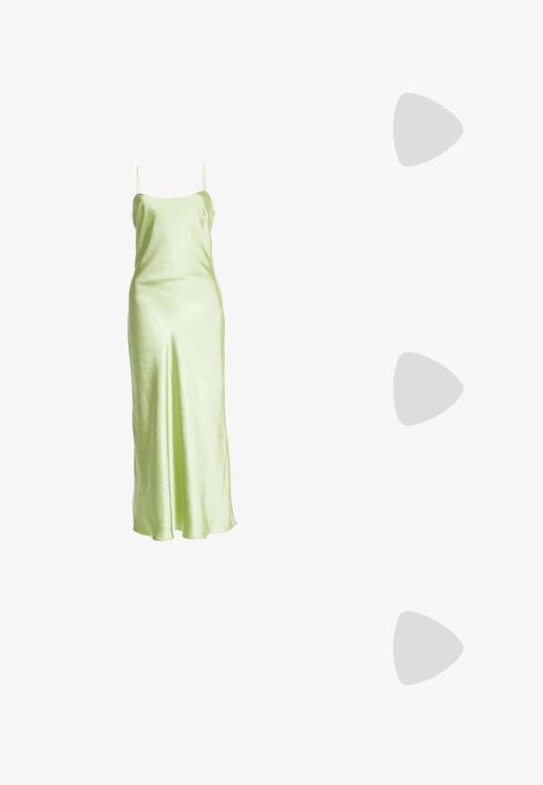 Sukienka maxi w kolorze limonkowym z satyny, z cienkimi ramiączkami, prostym dekoltem i gładką teksturą, która delikatnie opada na podłogę.; Brązowe skórzane klapki z krzyżującymi się paskami, płaską podeszwą i gładką fakturą. Prosty design bez ozdób czy wzorów.; Biała torebka kwiatowa z marszczoną powierzchnią z tkaniny, złotą łańcuszkową rączką i metalowym zapięciem. Posiada teksturowane płatki jako dodatkowy detal.; Złota bransoletka z gładkim, eleganckim wzornictwem z pięcioma przezroczystymi cyrkoniami równomiernie rozmieszczonymi wzdłuż bransolety. Z wygrawerowanym logo w środku.