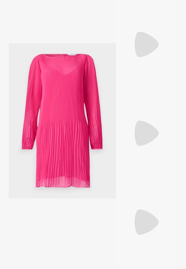 Roze geplooid jurkje met lange mouwen, ronde halslijn en doorschijnende textuur. Bevat verticale plooien over de hele jurk en heeft een iets losse pasvorm.; Witte leren sneakers, laag model, met een gladde textuur, ronde neus, vetersluiting aan de voorkant en een klein geborduurd logo aan de zijkant.; Zwarte leren halfronde tas met een gouden hardware accent, voorzien van een ritssluiting. Draagt crossbody over een grijze trui.; Gouden knoopstuds met een gedraaide design. Elke oorring heeft een ronde transparante achterkant voor een veilige draagervaring.