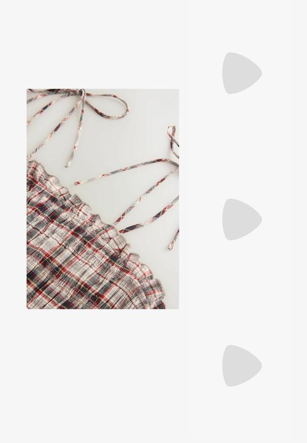 Top a quadretti tessuto con motivi a scacchi grigi, rossi e neri. Presenta bordi arricciati e spalline sottili regolabili. Texture morbida.; Infradito neri in pelle liscia, con un design a fascia sottile e una suola piatta dal profilo minimale. Nessun motivo o accento particolare.; Borsa a tracolla in pelle nera con una forma a ventaglio unica, dotata di manici piatti. La superficie presenta una texture a ciottoli e un design minimalista.; Bracciale in resina nera con superficie liscia e lucida e bordi arrotondati. Presenta un piccolo logo dorato "Pilgrim" all'interno.
