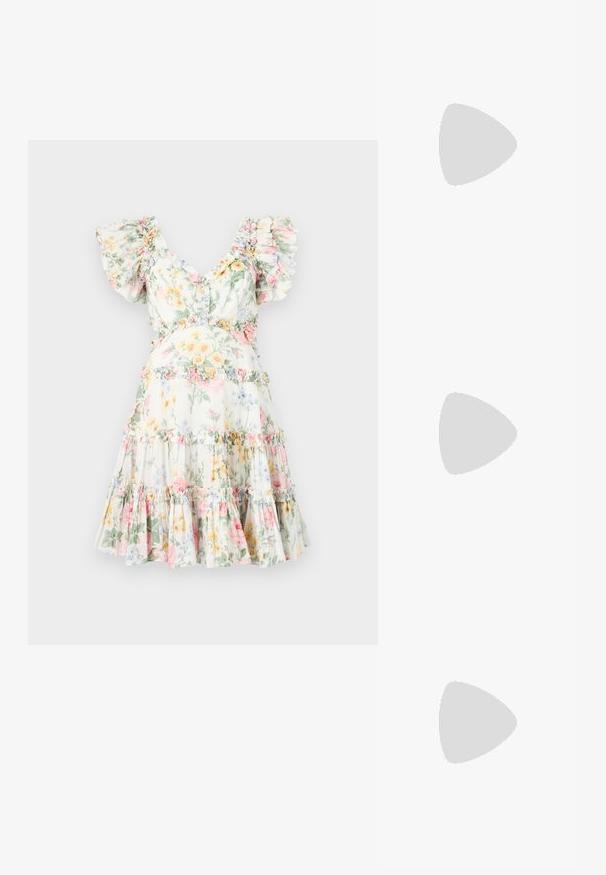 Květinové šaty z lehkého materiálu, s volánovými rukávy, hlubokým výstřihem do V a vrstvenou sukní s jemnými květinami a odpovídajícími volánkovými detaily.; Bílá košile s dlouhým rukávem a přiléhavým střihem. Má velký límec, přední zapínání na knoflíky s hnědými knoflíky a malé vyšívané logo.; Bílé muly s špičatou špičkou a nízkým jehlovým podpatkem. Vyrobené z hladkého materiálu s minimalistickým designem a jemným detailním pro tanovou podrážku.; Stříbrné náušnice s kruhovým kroužkem, zdobené třpytivými kameny a kapkovou perlou jako přívěskem. Výrazný design s propracovanými detaily.