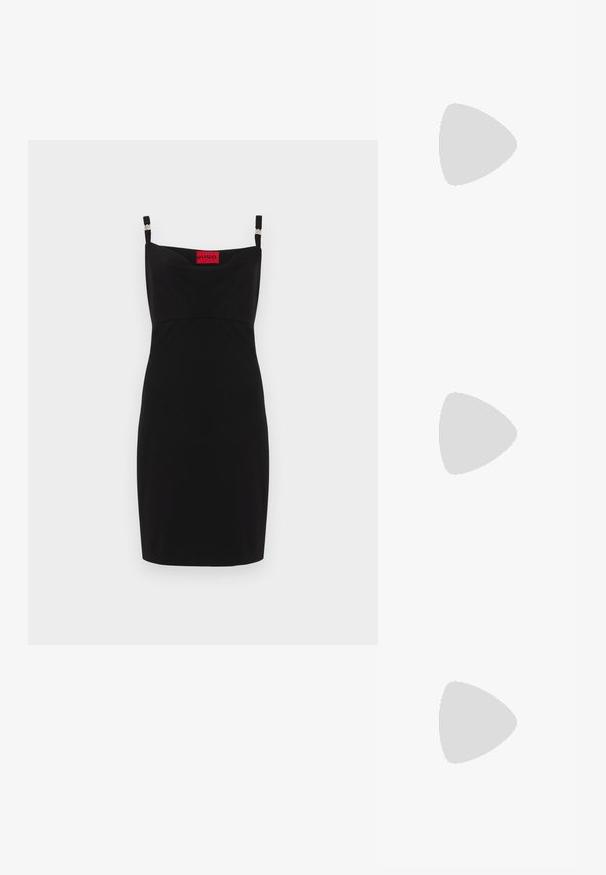 Musta hihaton mekko, jossa on tiukka siluetti, säädettävät olkaimet ja rypytetty etuosa; brändilogo punaisena.; Mustat korkokengät sandaalit, joissa on ohuet hihnat solmittuna, sileä neliön muotoinen varvasosa ja tyylikäs stiletto-korko.; Vaalea harmaa metallinen käsilaukku, jossa on ketjusanka. Laukku on koristeltu pienillä pyöreillä metallikoruilla ja kolmion muotoisella brändilogolla.; Hopehopeet hopehopeet hopehopeet hopehopeet, jolla on sileä, kiiltävä pinta. Pyöreä muoto, kevyt rakenne, jossa on neulakiinnitys.
