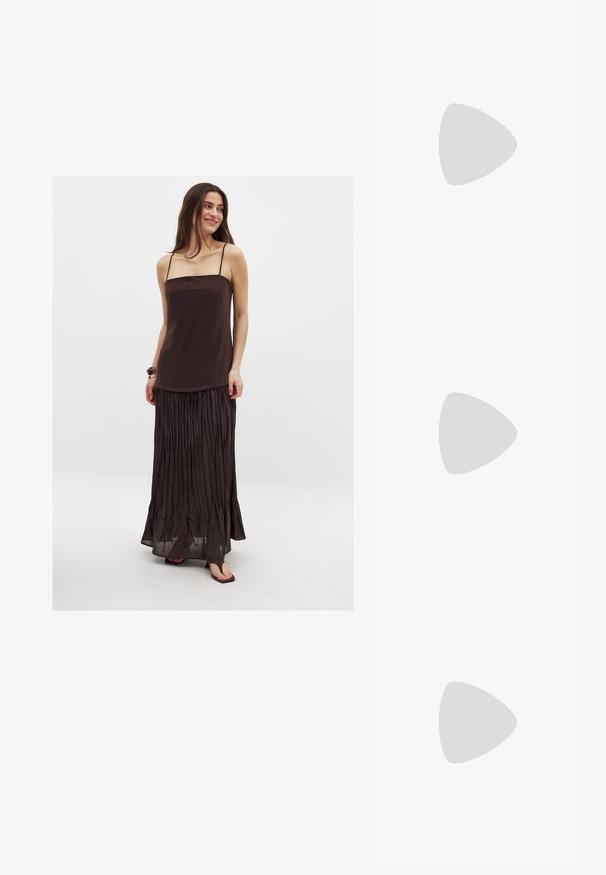 Langes braunes Kleid mit Spaghettiträgern, das einen taillierten Oberteil und einen plissierten Rock hat. Hergestellt aus einem glatten, leichten Stoff.; Braunes Langarm-Polohemd mit horizontalen Streifen in Weiß und Lila, einem Kragen und einem gestickten Logo auf der Brust.; Braune, mit Absatz versehene Flip-Flop-Sandale mit einem schmalen Riemen und abgerundetem Zehensteg, der ein kleines goldfarbenes Akzent auf dem Fußbett aufweist.; Braune Wildleder-Hobo-Tasche mit einer lässigen Form, ausgestattet mit einem geschwungenen Oberhandgriff und dreieckigen Paneeldetails auf der Vorder- und Rückseite.