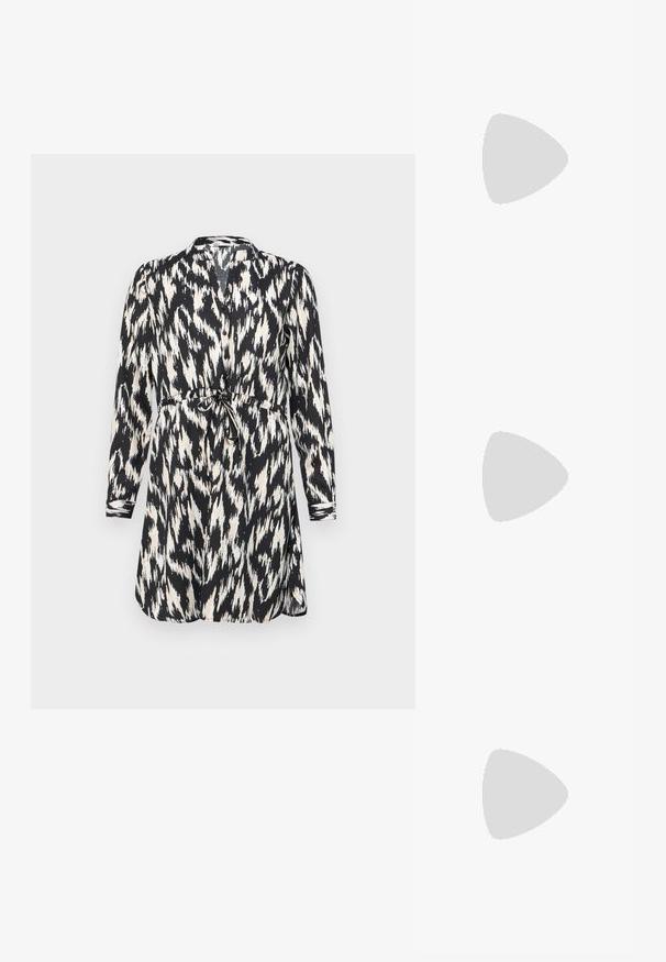 Schwarz-weiß bedrucktes Kleid mit langen Ärmeln, Knopfverschluss und einem Taillengürtel. Verfügt über ein abstraktes Ikat-Muster und einen sanften Stoff.; Braune Leder-Cowboy-Stiefel mit spitzem Punkt und Blockabsatz, die über detaillierte Stickereien und hervorgehobene Akzente am Schaft verfügen.; Braune Schildpatt-Sonnenbrille mit einer Vintage-Cat-Eye-Form und braunen Gläsern. Verfügt über gebogene Bügel mit roten Akzenten.; Schwarze Leder-Clutch mit Klappe und goldfarbenem Metallschnallen-Detail. Enthält einen schwarzen Riemen und ein schlankes, minimalistisches Design.; Goldene Creolen mit einer glatten, glänzenden Oberfläche. Zirkuläres Design mit einem kleinen Stecker und einer klaren Rückseite für einen sicheren Sitz.