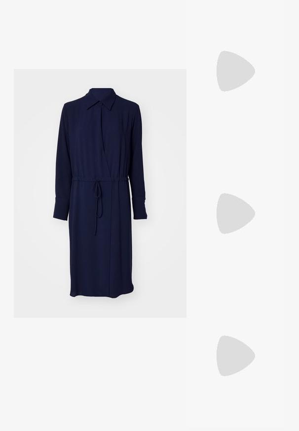 Emporio Armani VESTITO - Vapaa-ajan mekko - blu mezzanotte; Beige korkeakorkoiset sandaalit minimalistisella designilla, joissa on kaksi pyöreää yksityiskohtaa ja paksu korko. Valmistettu sileästä nahasta.; Musta nahkainen käsilaukku, jossa on kaareva muotoilu, kultainen logo-kilpi aksenttina ja ohut olkahihna. Sujuva pinta ja tyylikäs viimeistely.; Ruusu kultainen kolmion muotoinen riipus kaulaketjussa, jota mallilla on päällään kiharat hiukset, mustan pitsitopin taustalla.