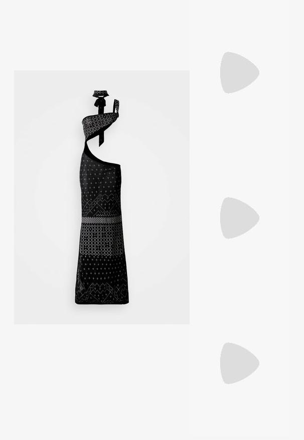 Svart kjole med et asymmetrisk design, med hvite geometriske mønstre, en skulder silhuett og et matchende choker-tilbehør.; Sorte patentlær slingback-sko med spiss tå, ankelremmer med sølvspenner og detaljer, og en slank hæl.; Svart lærveske med en buet form, avtagbar stropp og gullbeslag. Vesken har et klaff med spenne-detall.; Gullfargede øredobber med teksturerte, bølgete former. Inkluderer skulpturelle klipsstuds og åpen hoop-design med en hamret finish.