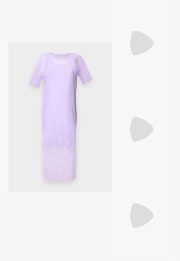 Lilac ribbed midi mekko, jossa on lyhyet hihat, pyöreä kaula-aukko ja sileä pinta. Pituus ulottuu juuri nilkkojen ylle.; Mustat hihnalligat, joissa on neliön muotoinen kärki ja matala lohkokorko. Ominaisuuksiin kuuluu useita ohuita hihnoja ja säädettävä nilkkahihna. Valmistettu sileästä nahasta.; Musta nahkainen olkalaukku, jossa on sileä pinta, suorakulmainen muoto ja metalliketju yksityiskohtana edessä. Mukana säädettävä hihna.; Kultaiset ympyräkorvakorut, joissa on tekstiurakuviointi ja kolme kirkasta kristallikoristetta yhdellä puolella, tarjoavat modernin geometrisen estetiikan.