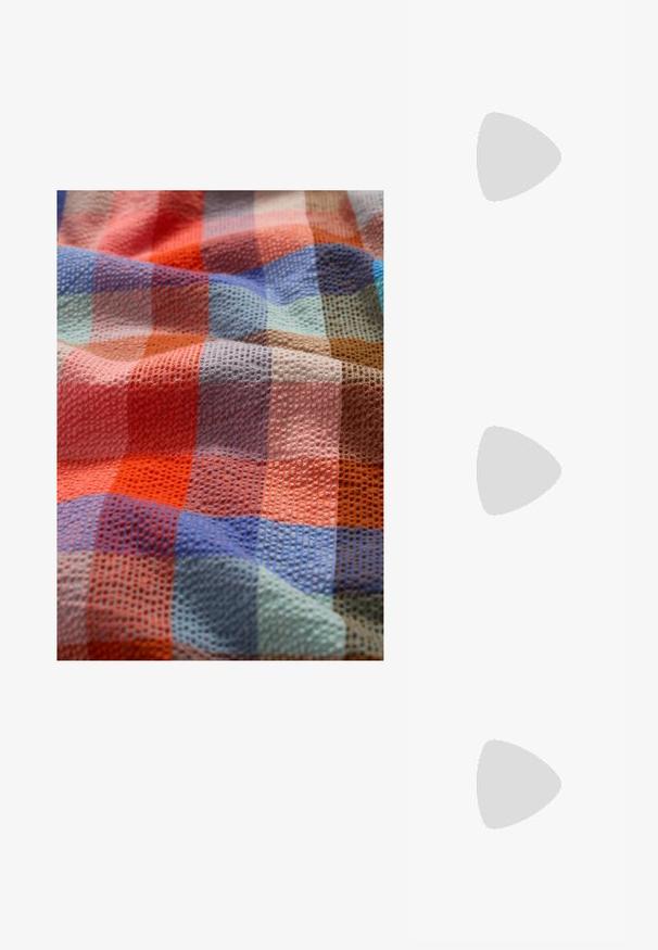 Tessuto a quadri multicolore con superficie texture, caratterizzato da motivi arancioni, blu, rosa e marroni in varie tonalità e forme.; Scarpa slingback in pelle verniciata marrone con punta appuntita, tacco basso e un accentuato fiocco decorativo nella parte anteriore. Texture liscia e lucente.; Borsa in pelle bordeaux con un design morbido e arricciato e una forma arrotondata. Il manico è fissato, mostrando una texture liscia.; Orecchini a cerchio in tono oro con una finitura liscia e lucida. Presentano una forma a mezza luna e una chiusura a perno sicura.