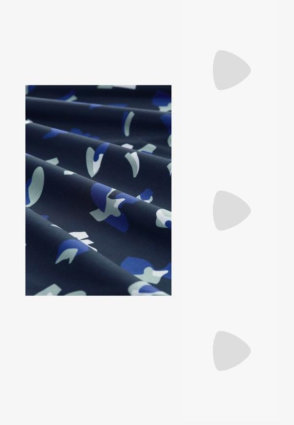 Textil mit einem dunklen Marinehintergrund und abstrakten blauen und hellgrünen Formen. Glatte Textur mit einem subtilen Glanz und gefalteten Schichten.; Schwarze Sandale mit Riemchen, quadratischer Zehenform und niedrigem Blockabsatz. Verfügt über mehrere dünne Riemen und einen verstellbaren Knöchelriemen. Hergestellt aus glattem Leder.; Schwarze Leder-Crossbody-Tasche mit glatter Textur, rechteckiger Form und metallic-kettendetail auf der Vorderseite. Verstellbarer Gurt inklusive.; Silberner Doppelring mit einer glatten, polierten Oberfläche. Verfügt über ein fließendes, kurviges Design mit überlappenden Abschnitten für einen modernen Look.