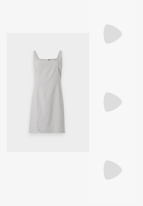 Graues ärmelloses Kleid mit eckigem Ausschnitt, figurnaher Silhouette und geradem Saum. Hergestellt aus einem leichten Stoff mit glatter Textur.; Weißes kurzärmliges T-Shirt aus geripptem Stoff. Runder Halsausschnitt, normale Passform und dezente Nähte. Keine Muster oder Grafiken.; Schwarzer Leder-Slingback-Schuh mit spitzem Zehenbereich, ausgestattet mit einem geflochtenen Akzent und einem gefalteten Oberdesign. Flache Sohle mit minimalem Zubehör.; Braune Ledertasche mit Klappenverschluss, Beschlägen in Goldfarbe, einem Schultergurt und einer glatten Oberfläche. Kompakte rechteckige Form.