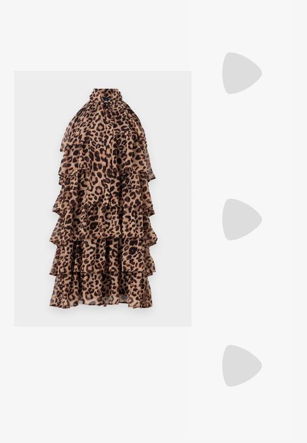 Leopardmönstrad klänning med en volangdesign, hög krage och flera lager i bruna och svarta nyanser. Lätt, genomskinligt tyg.; Svart glidsandal med två guldfärgad spännen, slät textur av material, platt sula och en minimalistisk design.; Brun läderväska med rynkad topp och kedjesnodd. Slät textur med en blankslipad yta och subtila sömdetaljer på sidorna.; Guldring med en stor "M"-design, prydd med små klara rhinstenar, slät och glänsande band, modern och djärv utseende.