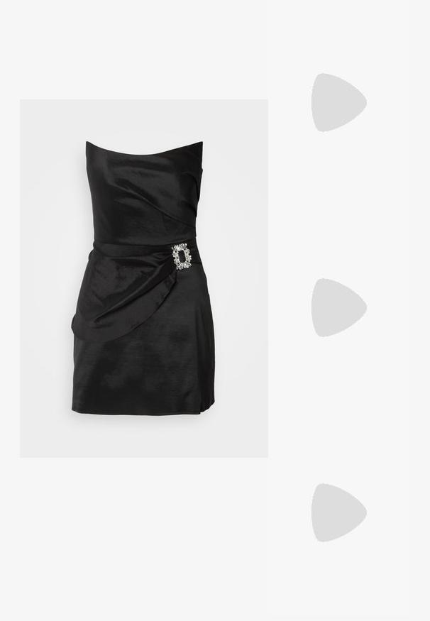 Svart satin strapless klänning med draperade detaljer och en dekorativ strassaccent i midjan. Slät textur, åtsittande siluett.; Svarta lackläder slingback klackar med spetsig tå och geometrisk klack. Har en elegant, minimalistisk design och slät yta.; Svart läder hobo-väska med en slät textur, kurvig form och en justerbar axelrem; har en bred öppning upptill.; Ring i guldutförande med en organisk, vriden design, slät yta och avsmalnande ändar, vilket ger ett modernt, skulpturalt utseende.