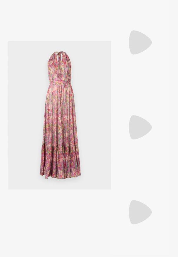 Maxikleid aus leichtem Stoff mit mehrfarbigen Blumenmustern. Verfügt über einen Neckholder, ein gefälteltes Oberteil und einen gestuften, rüschierten Saum.; Weiße Leder-Sneaker, niedrig geschnitten, mit glatter Textur, runder Zehenpartie, Schnür vorne und kleinem gesticktem Logo an der Seite.; Schwarze Leder-Halbmondtasche mit einem goldenen Hardware-Akzent und einem Reißverschluss. Über einem grauen Pullover quer über den Körper getragen.; Goldfarbene Ohrstecker mit Knoten in gedrehter Ausführung. Jeder Ohrstecker verfügt über eine runde, transparente Rückseite für sicheren Halt.