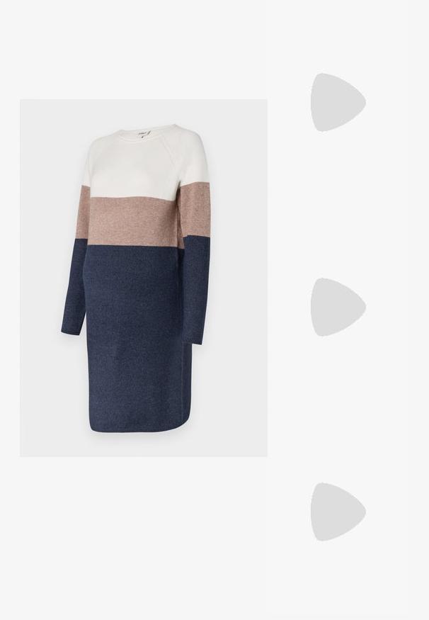 Vestito in maglia a maniche lunghe, con un design a blocchi di colore in crema, taupe e blu navy. Texture morbida e collo a giro.; Sandali neri con tacco alto presentano sottili cinturini con design annodato, una punta quadrata liscia e un elegante tacco a spillo.; Borsa a mano metallica grigia chiara con tracolla a catena, impreziosita da piccoli chiodi metallici circolari e da un logo triangolare del marchio.; Orecchini a cerchio in argento con una finitura liscia e lucente. Forma arrotondata, design leggero, con chiusura a perno.