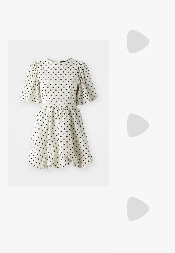 Sister Jane HALI MINI DRESS - Dienas kleita - ivory; Zigžņu kedas ar pelēku augšdaļu, melniem izstrādājumiem un gumijas zoli. Ietekmē saites slēgšana un zelta logo detaļa sānos.; Melnas saulesbrilles ar ovālām lēcām, spīdīga plastmasas kārba un tievām kājām. Sānos ir redzams Ray-Ban logo baltā krāsā.; Dzeltena plisētā rokas soma, izgatavota no gludas mākslīgās ādas, ar mīkstu formu, vienu plecu siksnu un sakrautu augšdaļu.